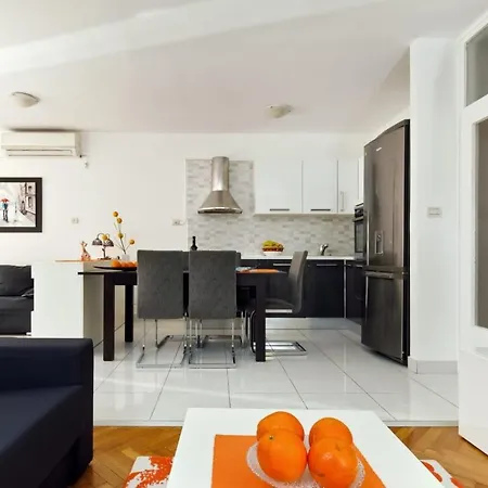 Sunny Side Up Apartment *